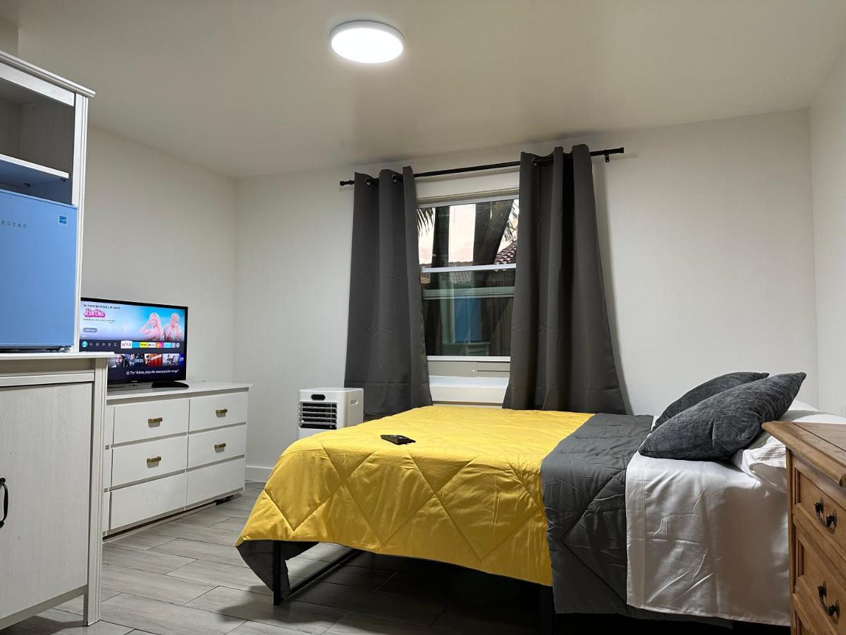 Serene Full Bed With 50 Inch Smart Tv, Netflix, Airplay, Mini-Fridge, And 500 Mbps Wifi Near Fiu, Dolphin Mall, Airport Μαϊάμι Εξωτερικό φωτογραφία